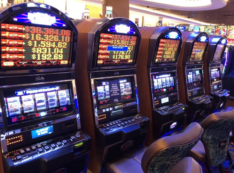 inwa bet apk Mobile App Interface Myanmar ကစားသူများ Android ဖုန်းဖြင့် Sports Betting Live Casino Slots ကစားနေသောမြင်ကွင်း